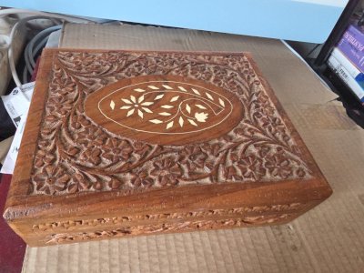 boîte  en bois  sculpté 23 x 18 X 7  cm