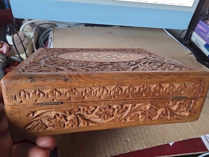 boîte  en bois  sculpté 23 x 18 X 7  cm