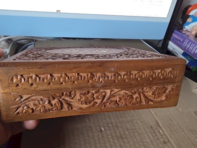 boîte  en bois  sculpté 23 x 18 X 7  cm
