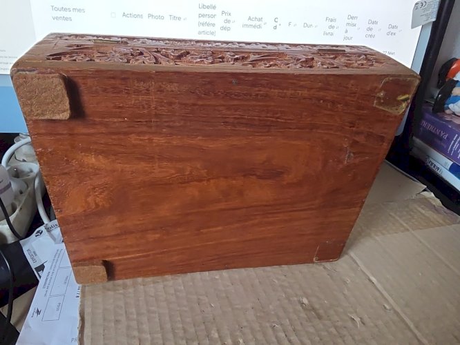 boîte  en bois  sculpté 23 x 18 X 7  cm