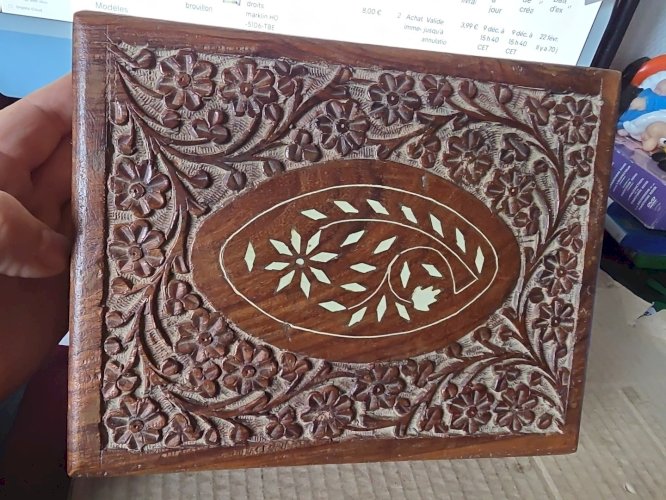 boîte  en bois  sculpté 23 x 18 X 7  cm
