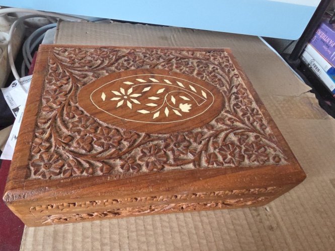 boîte  en bois  sculpté 23 x 18 X 7  cm