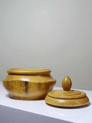 Boite en bois tourné clair vintage