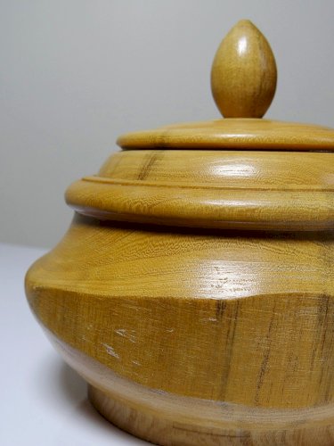 Boite en bois tourné clair vintage