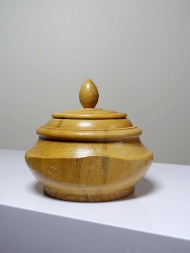 Boite en bois tourné clair vintage