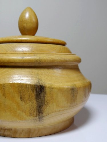 Boite en bois tourné clair vintage
