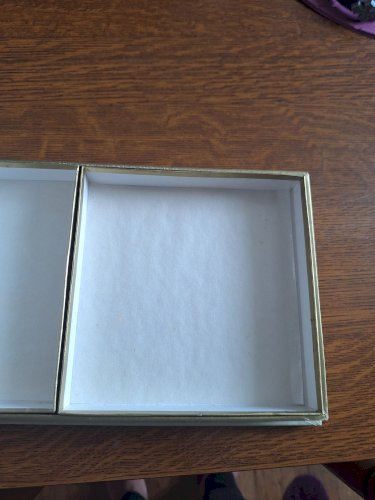 Boîte en carton et dorée filigrane Marquise de Sevigne 