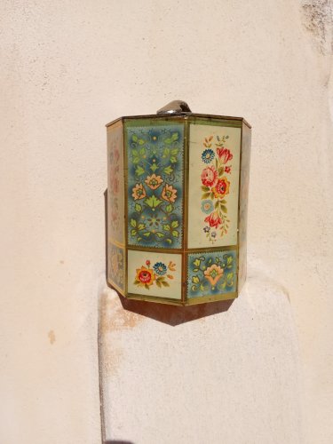 Boîte en fer ancienne 