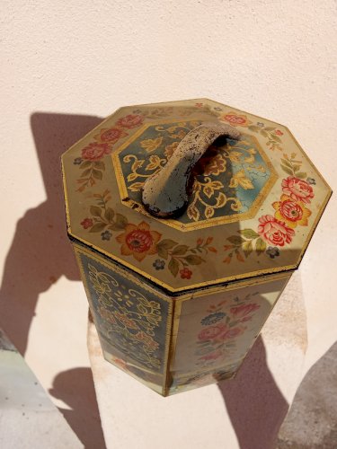 Boîte en fer ancienne 