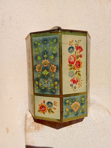 Boîte en fer ancienne 