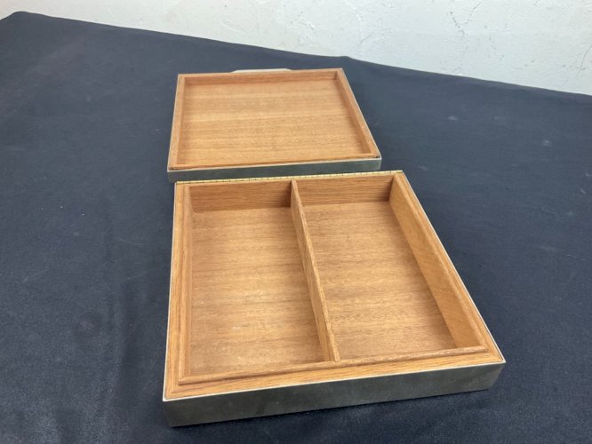 Boîte en métal argenté  dlg de Jean Desprès , Gucci .