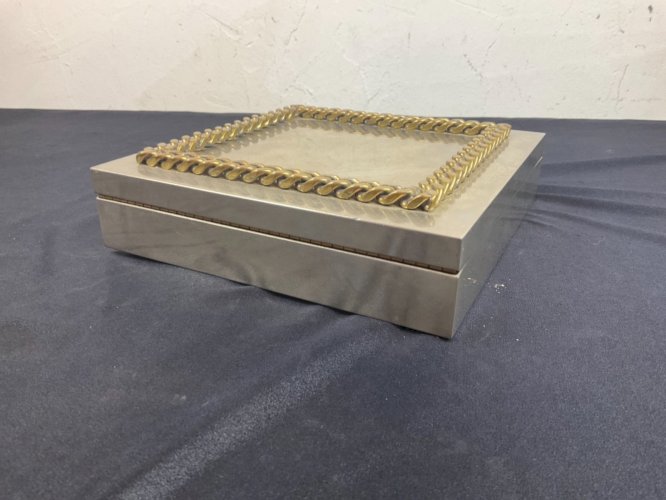 Boîte en métal argenté  dlg de Jean Desprès , Gucci .