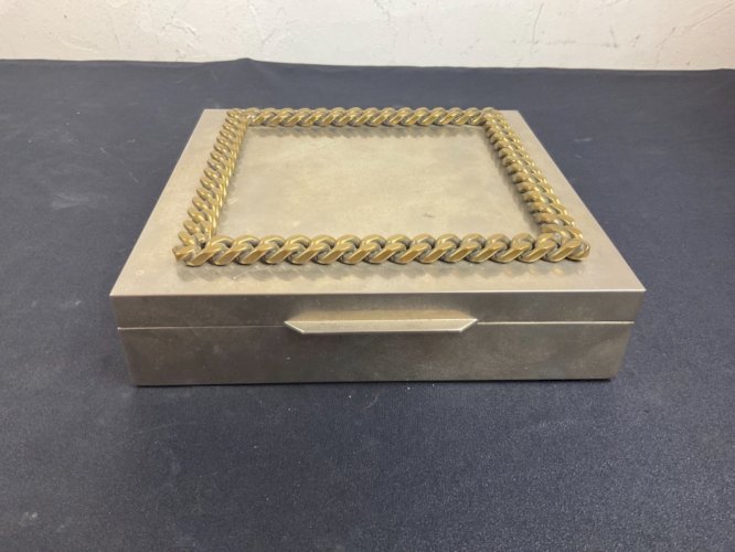 Boîte en métal argenté  dlg de Jean Desprès , Gucci .