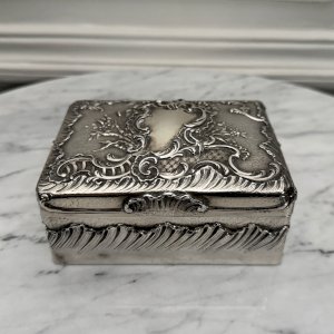 Silver-plated metal box in Rococo style from the 19th century with shell decoration M3919