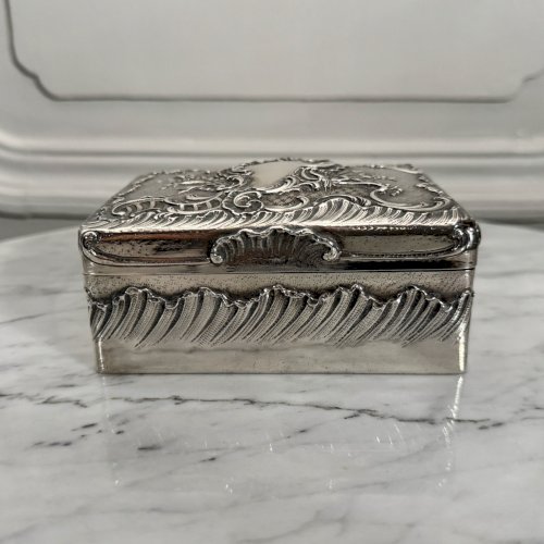 Boite en métal argenté style rocaille XIXe décor de coquille M3919