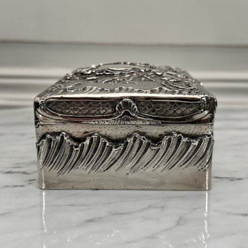 Boite en métal argenté style rocaille XIXe décor de coquille M3919