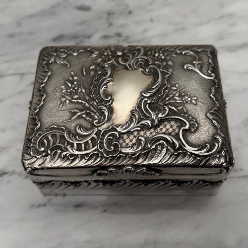 Boite en métal argenté style rocaille XIXe décor de coquille M3919