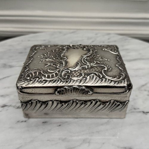 Boite en métal argenté style rocaille XIXe décor de coquille M3919