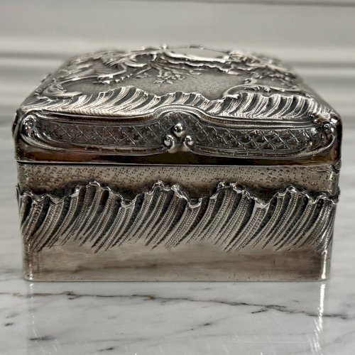 Boite en métal argenté style rocaille XIXe décor de coquille M3919