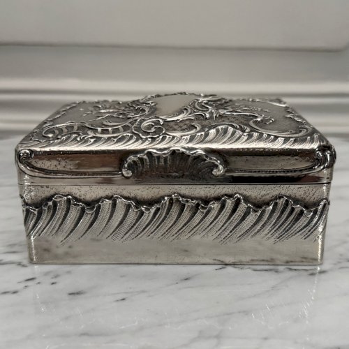 Boite en métal argenté style rocaille XIXe décor de coquille M3919