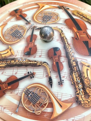 Boîte en métal motifs instruments de musique