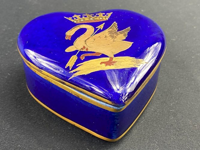 Boite en porcelaine à décor de cygne à la couronne or sur fond bleu nuit Blois