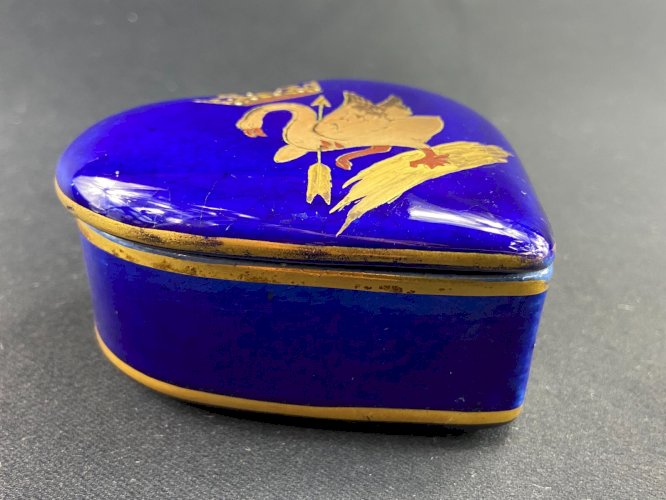 Boite en porcelaine à décor de cygne à la couronne or sur fond bleu nuit Blois