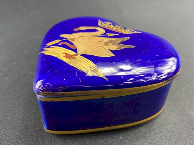 Boite en porcelaine à décor de cygne à la couronne or sur fond bleu nuit Blois