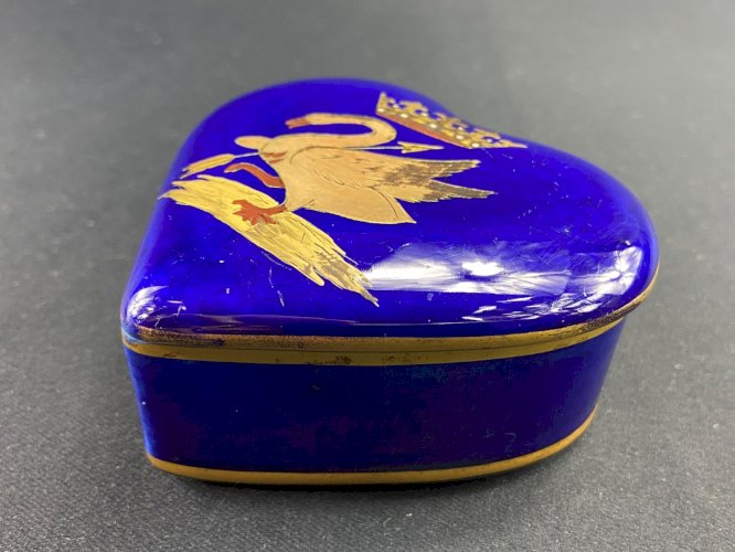 Boite en porcelaine à décor de cygne à la couronne or sur fond bleu nuit Blois