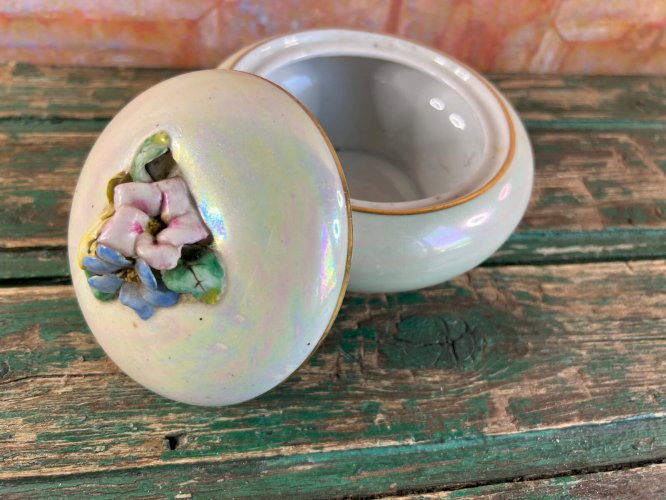 Boîte en porcelaine irisée à décor floral en relief – Signée J.P. – Vers 1900