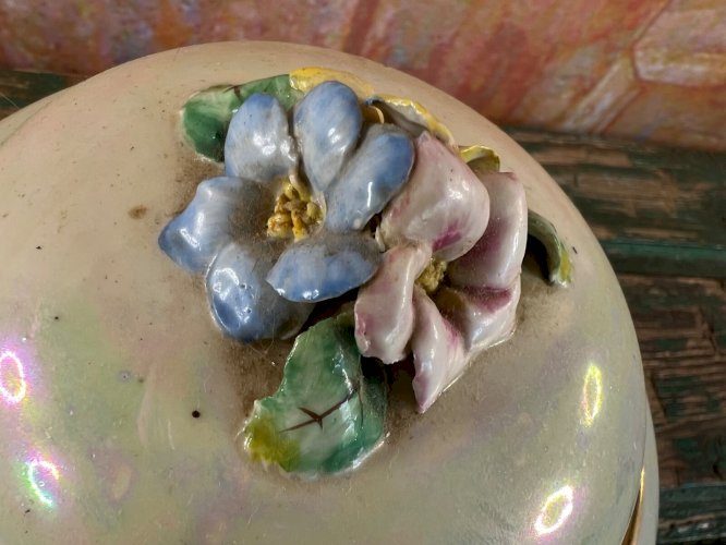 Boîte en porcelaine irisée à décor floral en relief – Signée J.P. – Vers 1900