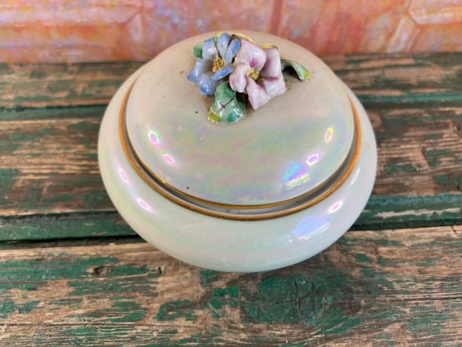 Boîte en porcelaine irisée à décor floral en relief – Signée J.P. – Vers 1900