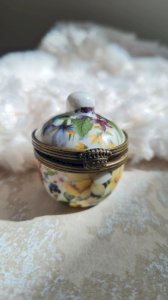 Boite en porcelaine ou pilulier Limoges France