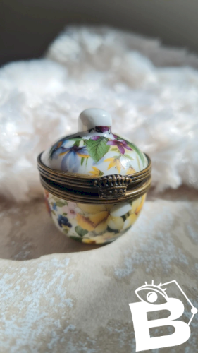 Boite en porcelaine ou pilulier Limoges France