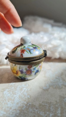 Boite en porcelaine ou pilulier Limoges France
