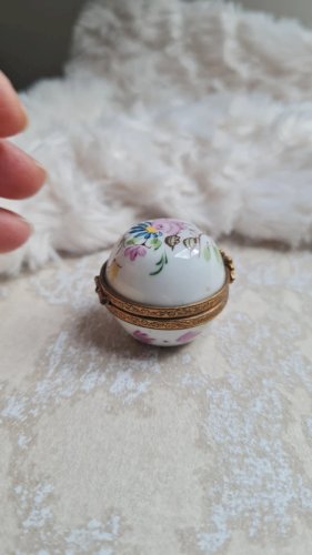 Boite  en porcelaine ou pilulier signé