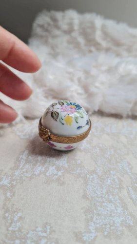 Boite  en porcelaine ou pilulier signé
