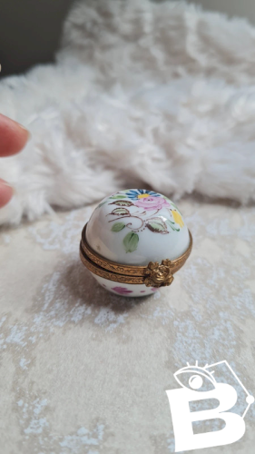 Boite  en porcelaine ou pilulier signé