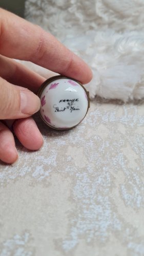 Boite  en porcelaine ou pilulier signé