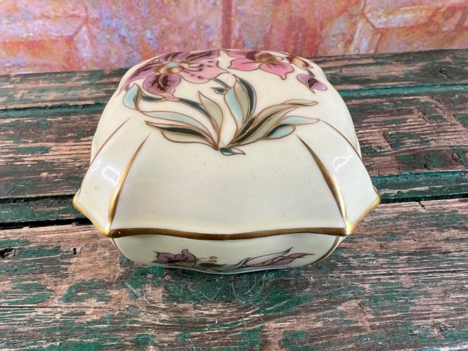 Boîte en porcelaine peinte à la main – Zsolnay Pécs Hongrie – Signée Barathui