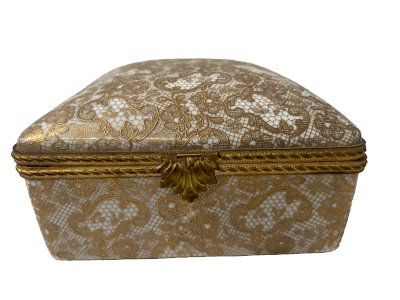 Polychrome porcelain box with gold highlights, 20th century.