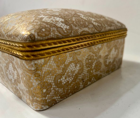 Boite en porcelaine polychrome a rehaut d'or XX siècle