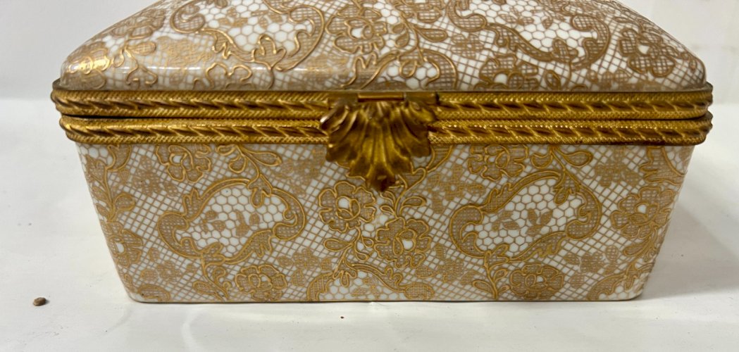 Boite en porcelaine polychrome a rehaut d'or XX siècle