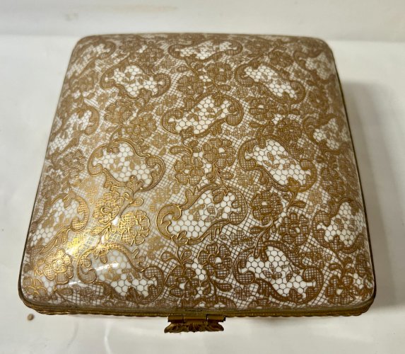 Boite en porcelaine polychrome a rehaut d'or XX siècle