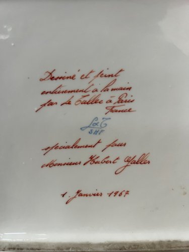 Boite en porcelaine polychrome a rehaut d'or XX siècle