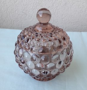 Boite en verre moulé pressé