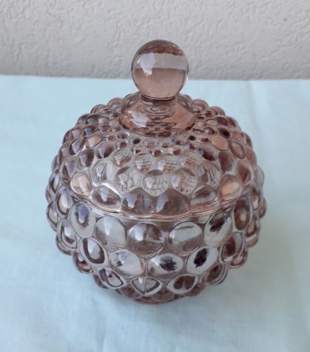 Boite en verre moulé pressé