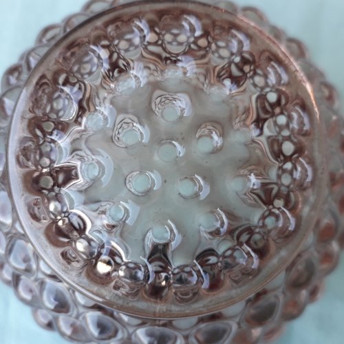 Boite en verre moulé pressé