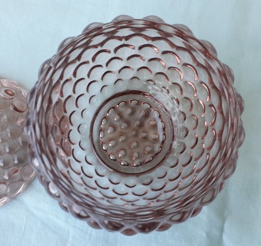 Boite en verre moulé pressé