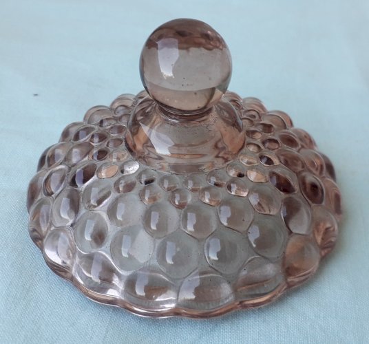 Boite en verre moulé pressé